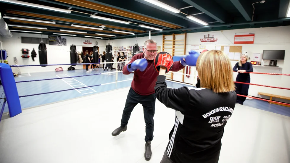 Lotta Ågren tar emot slag från Moderaternas Per Stark och i bakgrunden ses bildningsnämndens ordförande Lotta Lexén titta på. 
