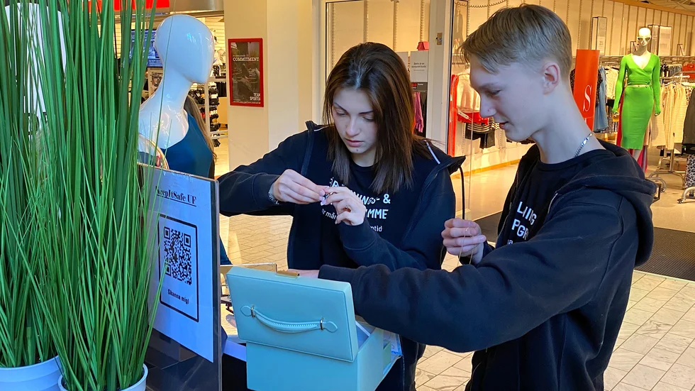 Viktoria Vranjes och Pontus Kotomaa Fransson fixar med några av de smycken de ska visa upp. 