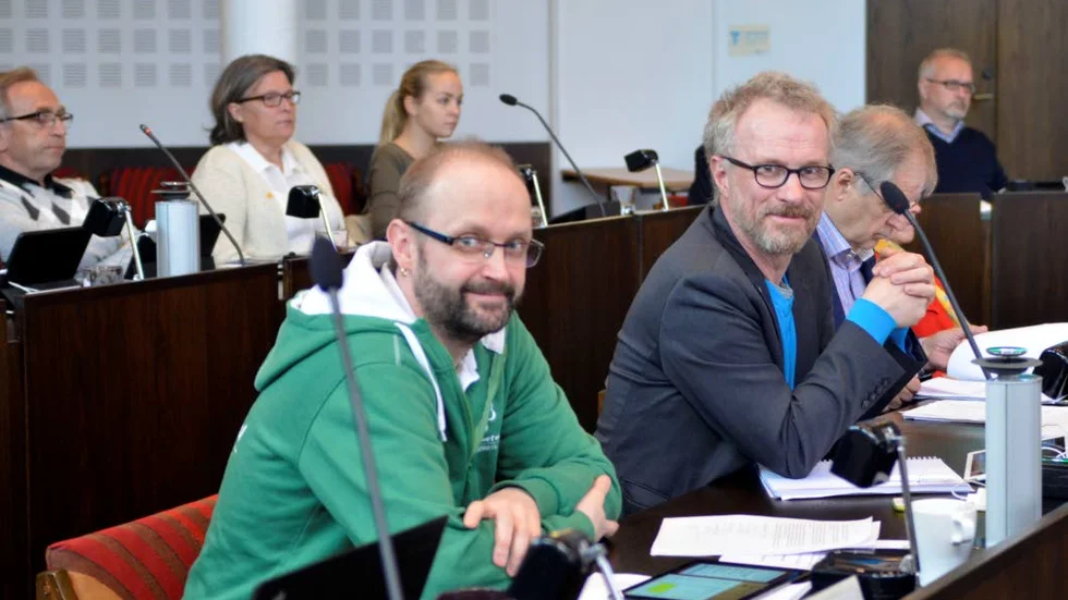 BESLUT. Nyligen accepterade kommunen byte av avtalspart, samtidigt anade både Sven Tornberg (C) och Peter Waara (S) att bygget skulle försenas.