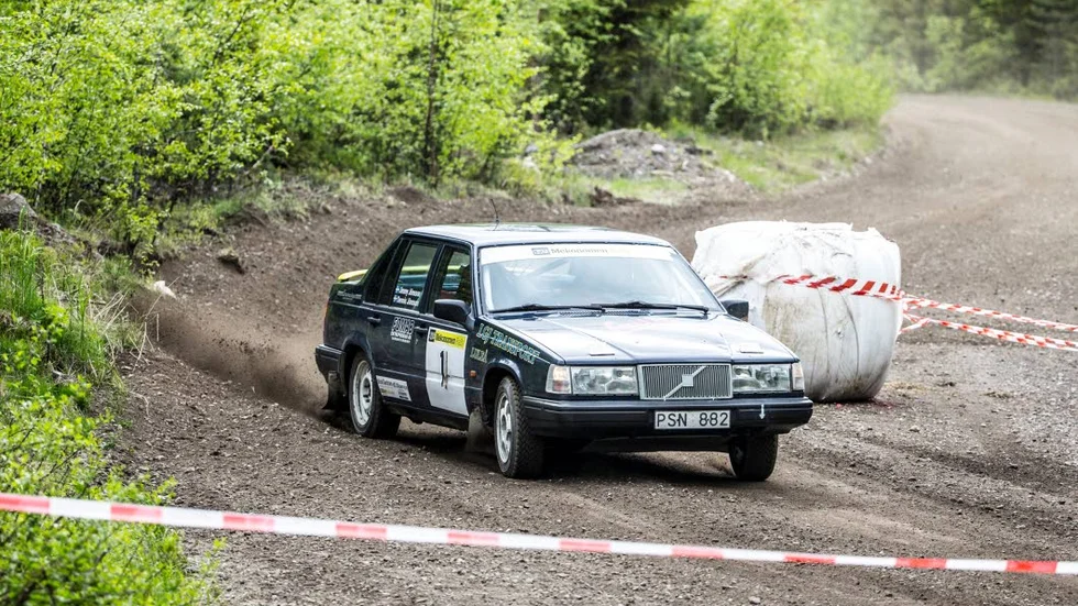 FULLT ÖS. Inför den tredje och sista fartsträckan chansade Dennis Jönsson en del. Han lyckades plocka ut allt ur sin 180 hästkrafter starka Volvo 940 – och det räckte till klasseger.
