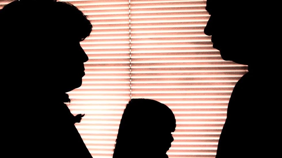MAMMA, PAPPA, BARN. Par som delar lika på ansvaret för barnen är mer sjukskrivna än par som följer det traditionella mönstret, enligt siffror från Försäkringskassan.