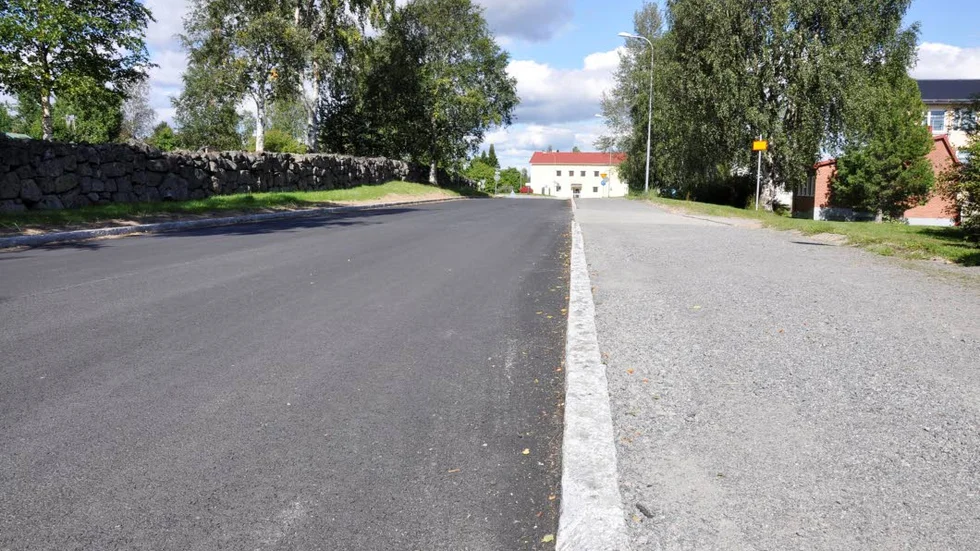 HÄLFTEN KVAR. Asfalten på Östra Kyrkogatan är ny, trottoaren vänstas färdig om en vecka.