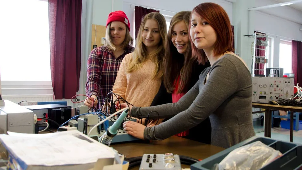 Unika. Ida Johansson, Josefin Fors Roos, Moa Eriksson och Hanna Lehto-Zakrisson går på el- och energiprogrammet vid Hjalmar Lundbohmsskolan i Kiruna. 
I ett Sverigeperspektiv är de unika, få flickor söker sig till el- och energiprogrammet som är det största på elsidan i hela riket.