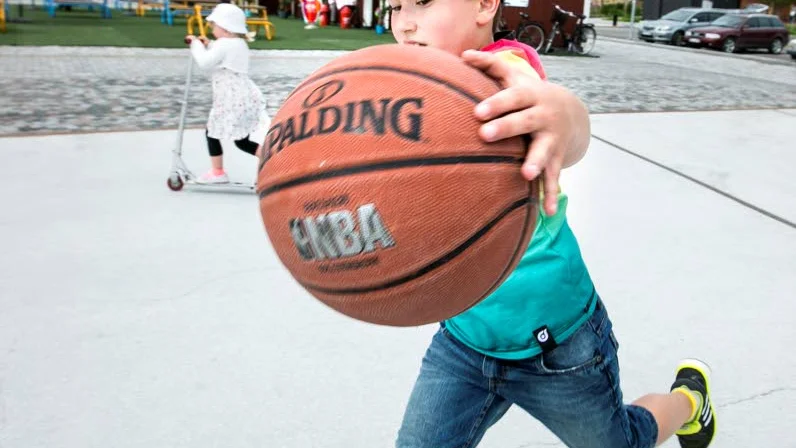 BOLL. Isaac Nilenstrand, 8, har lånat en basketboll i sportoteket och ska sätta den i korgen.