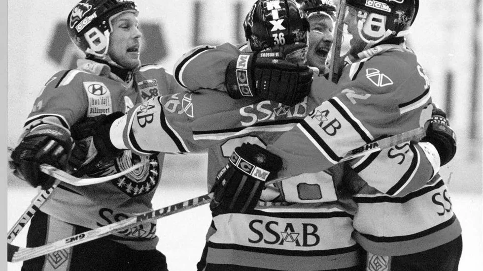 Kramkalas. Joakim Backlund kramas om av sina lagkamrater.
