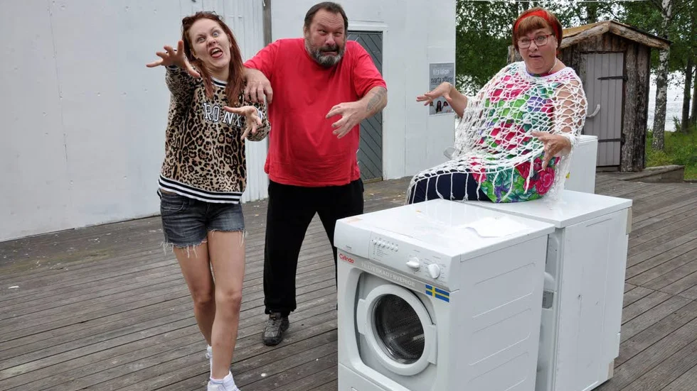 BRÅK. Det blir bråk men inga zombies i tvättstugan, lovar Therese Johansson, Lars Johansson och Marianne Lindberg.