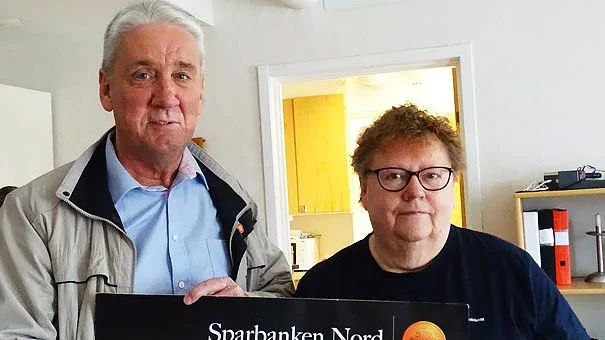 Kent Ögren och Berit Drugge tog emot en check till distriktet.