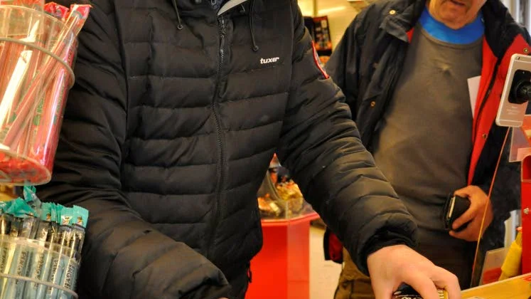 SKRIVER PÅ. Christer Rönnbäck skriver på protestlistan.