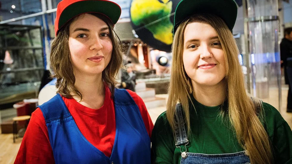 Medarrangör. Linnéa Harila-Blomqvist och Julia Burström från e-sportföreningen Arctit Amazons som tillsammans med Tekniksens Hus arrangerade fredagskvällens evenemang.