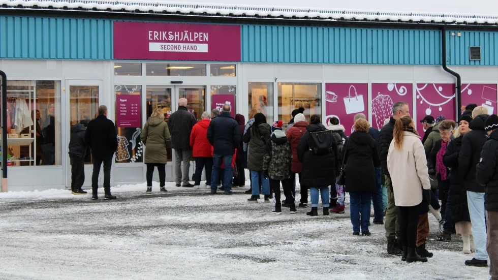 Många var nyfikna på nya Erikshjälpen och innan premiäröppningen var kön till butiken lång. 
