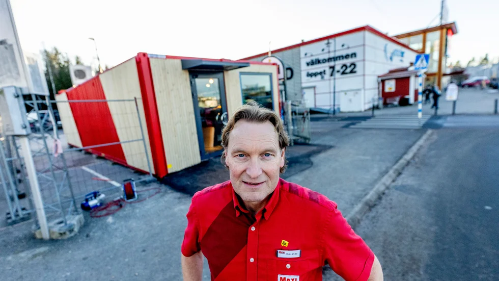 Christer Johansson vid containern där man ska kunna köpa varor när butiken är stängd.