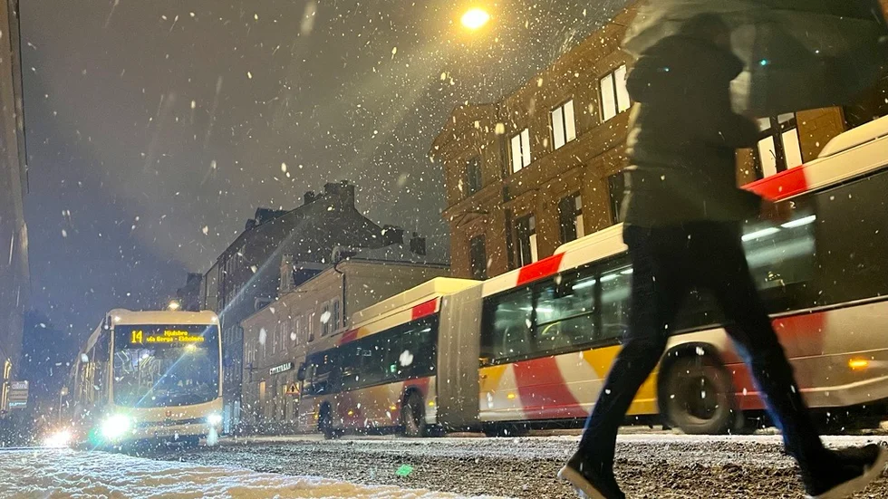 En buss väger 25 till 30 ton och det är mycket vikt som ska komma i gång från stillastående, skriver Mattias Näsström, biträdande trafikchef, Östgötatrafiken.