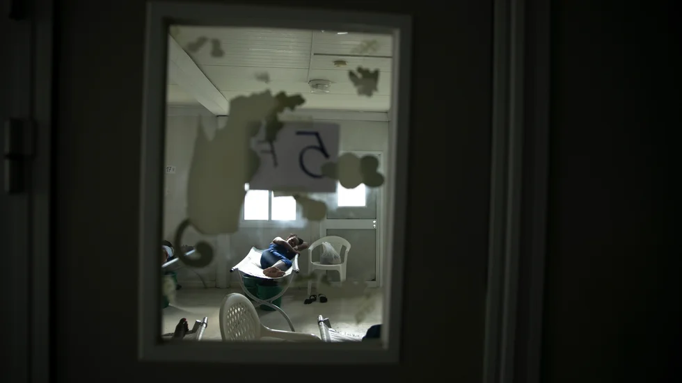 En patient med kolerasymtom behandlas på en klinik som drivs av Läkare utan gränse. Arkivbild.