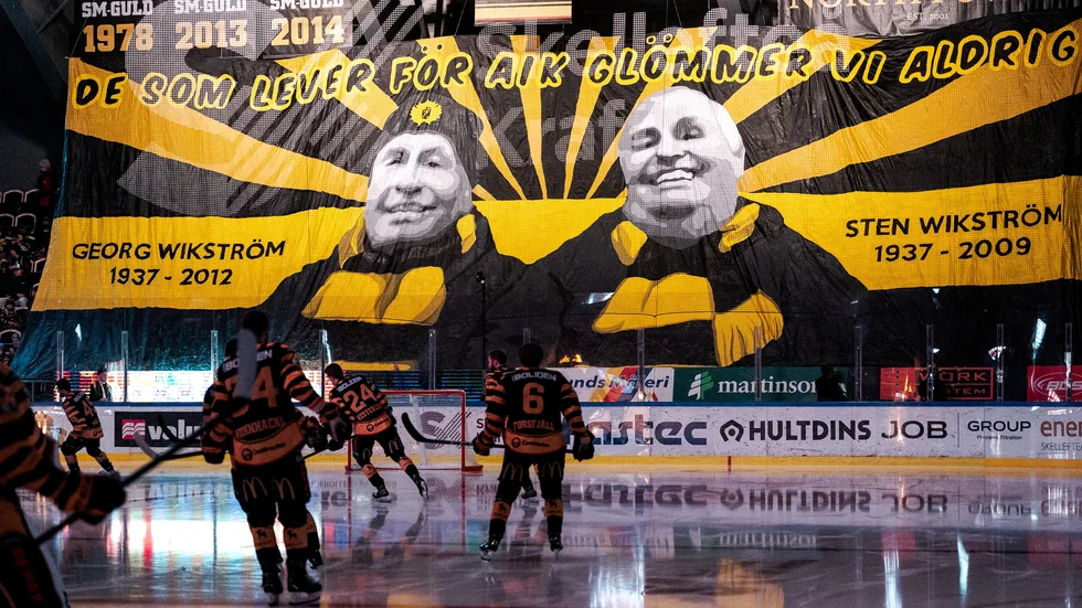 Sten och Georg hyllades med ett tifo inför lördagens match i SHL.