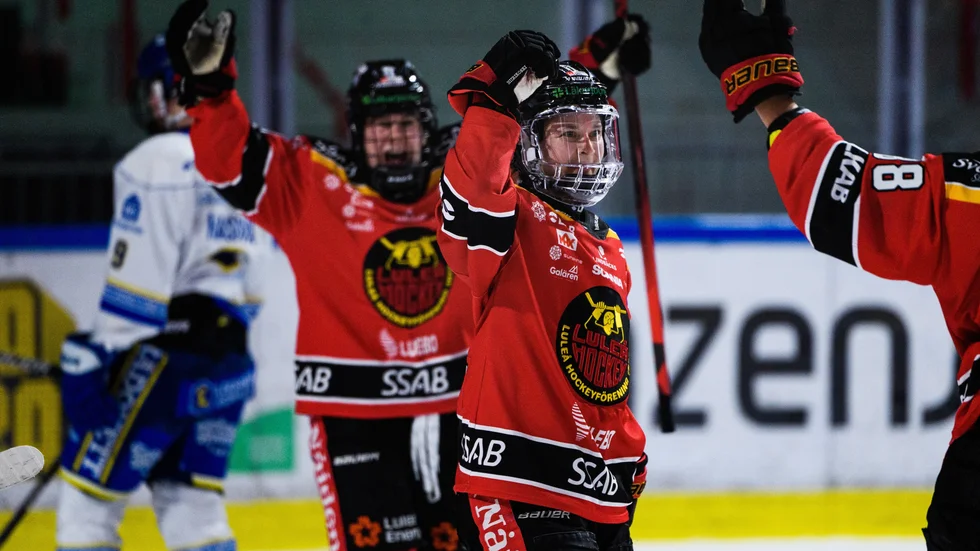 Jenni Hiirikoski spikar slutresultatet mellan Luleå Hockey/MSSK och Leksand till 5-2.