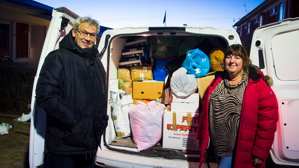 155 kilo stearin, två elverk, filtar, dundäcken, underställ, sårvård, sovsäckar, modersmjölksersättning, blöjor och mycket mer packades in i bilen som Andris Strauss, till vänster, kommer köra till Ukraina. Till höger Gunita Persson som står bakom initiativet.