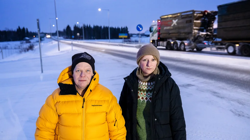 Nu mullrar missnöjet i Sundom med omnejd över Trafikverkets ombyggnation på E4 vid Börjelslandet, öster om Luleå. Urban Manér, ordförande i byaföreningen, och tvåbarnsmamman Emilia Lindvall efterlyser åtgärder för att förbättra den farliga trafiksituationen.