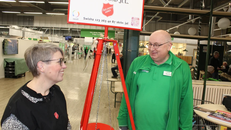 Birgitta Lundin från Frälsningsarmén är tacksam till butikschefen Stefan Bonnevier på Stora Coop Viberga, att man får ha insamlingen här.