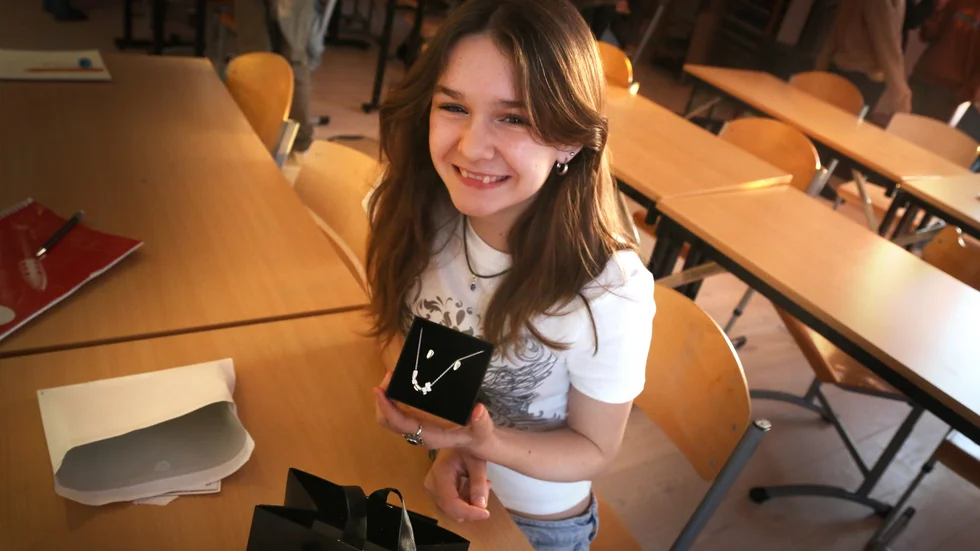 13-åriga Junia Liva Kynast överraskades under lektionstid med förstapriset, ett silversmycke från by Lennartsdotter. Hon var en av två som prickade rätt antal tidningar i tävlingen.