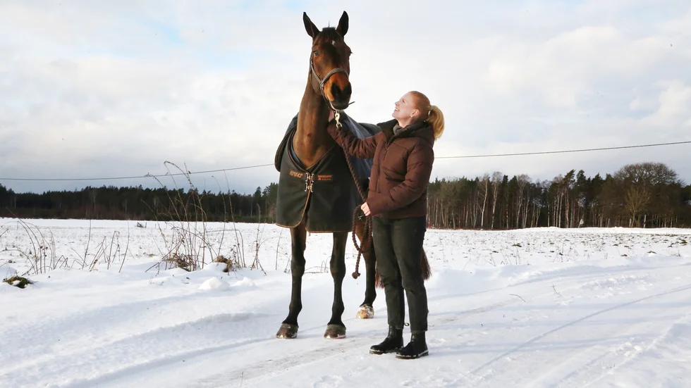 Hilma Pettersson med "Mynta" hemma på gården i Väte. För ett och ett halvt år sedan var Hilma nära att förlora sin häst.