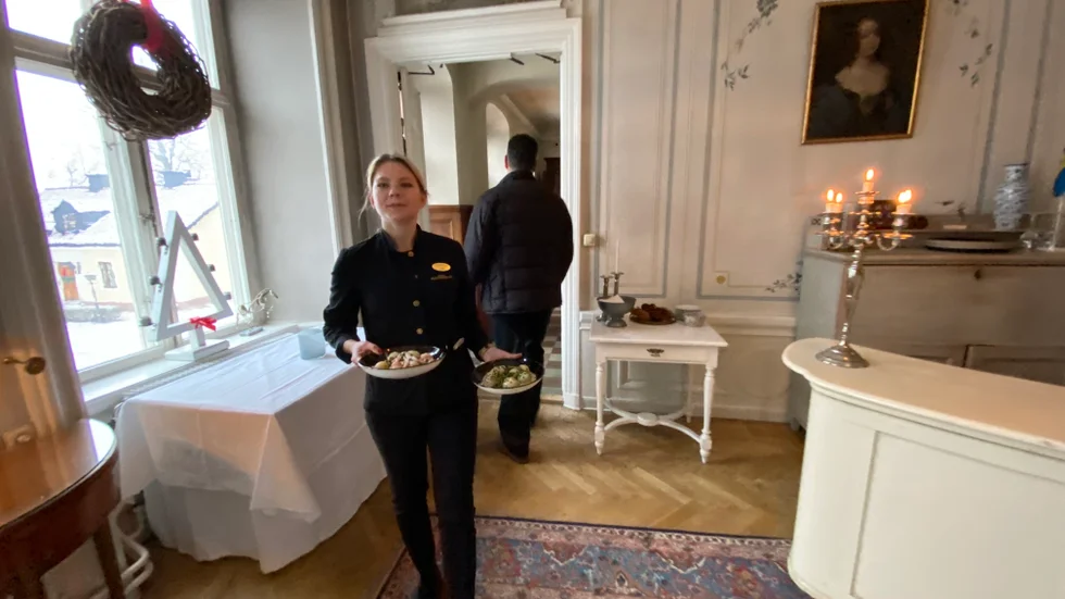 Maria Kalinina gläds åt arbetet på Södertuna slott och tryggheten i Sverige. Två gånger flykting på 30 år räcker, känner hon.