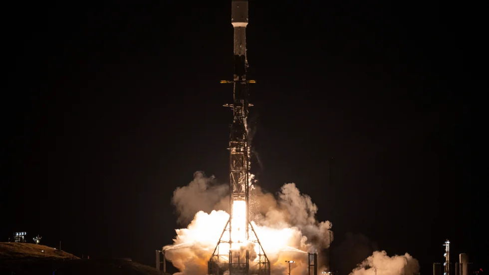 En Space X-raket sköts på fredagen upp med en satellit som ska undersöka nästintill allt vatten på jorden för att bättre förstå klimatförändringarna.