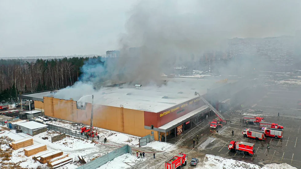 Branden drabbade ett köpcentrum i Balasjicha strax utanför Moskva under måndagen. Bilden kommer från Rysslands försvarsdepartement.