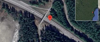 Personbil stillastående på väg 372 - helt stopp i ett körfält