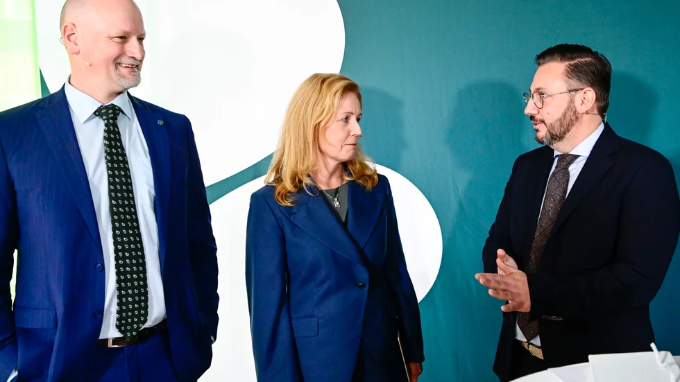 Centerpartiet är vilset i det nya politiska landskapet och en ny partiledare måste förhålla sig till både S och M på nya sätt.