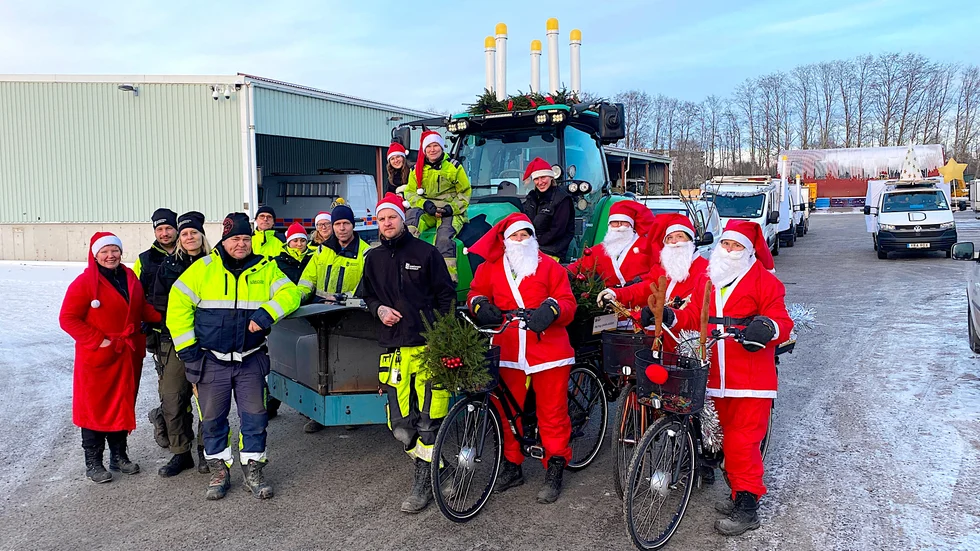 Alla medarbetarna på parkavdelningen har hjälpts åt att pynta bilar och redskap för det populära luciatåget i centrum som kördes för andra året.