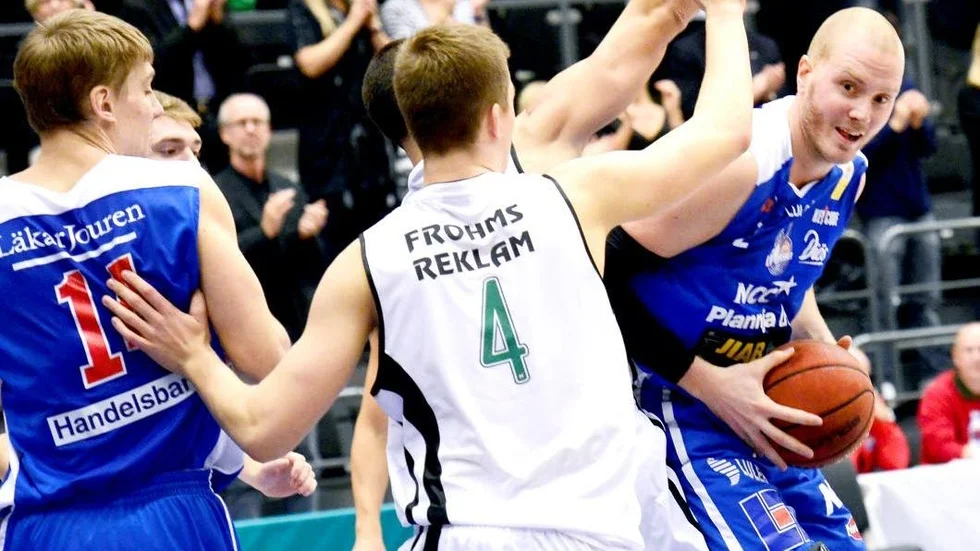 Lagkaptenen Johan Åkesson och LF Basket föll tungt mot Borås Basket på bortaplan.
