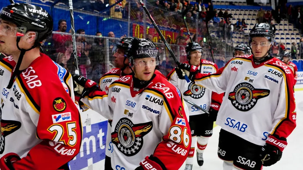 Linus Klasen trivs i oktober. På nio matcher har puckkonstnären från Huddinge svarat för 20 poäng, tre av dessa kom mot Växjö. ?Foto: Pic-Agency Sweden