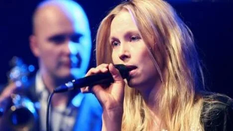 Sofia Jannok visar sin bild av händelserna i Kallak.