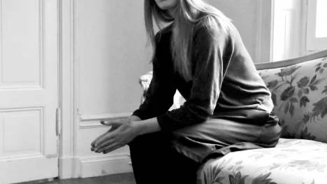 Helena Granström låter berättarjaget. en första gången gravid kvinna, öppna hela sitt känsloliv och sin kroppslighet för läsaren.