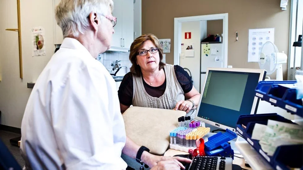 Viola Stridsman, biomedicinsk analytiker och Inger Sundling, verksamhetschef  på Mjölkuddens hälsocentral.