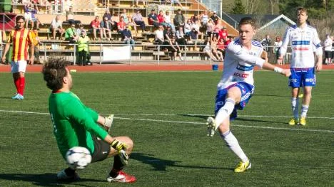 Ovan målskytt. Linus Johansson satte 3-0 för sitt IFK efter en hörna från Daniel Ahonen.