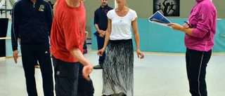 Eva håller ordning på dansstegen