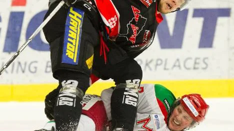 Patrik Näslund i kamp med en Moraspelare.