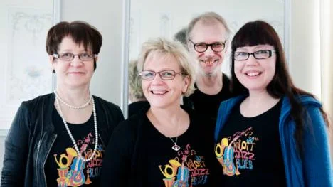 Nu förbereds för kalas och arrangörstruppen jobbar för fullt. Helena Junes, Pia &tab;&tab;Suonvieri, Marko Raitaslehto och Pia Marttinen. Extra glada är de över den nya Kalottjazz & Blues t-shirten som textildesignern Susanna Sivonen designat till kalasfestivalen, en festival som också kommer att &tab;bjuda på en utställning med bilder från 30 år med festivalen.&tab;&tab;&tab;&tab;&tab;