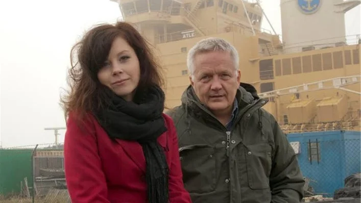 Fanny Felicia Svanberg och Peo Rask presenterar sin nya bok "Felicia Fahlander och isbrytaren Arnulf"  med isbrytaren Atle på gamla malmkajen i Luleå som fond.