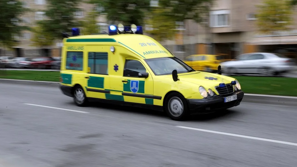 Ambulansen på bilden har ingenting med artikeln att göra.