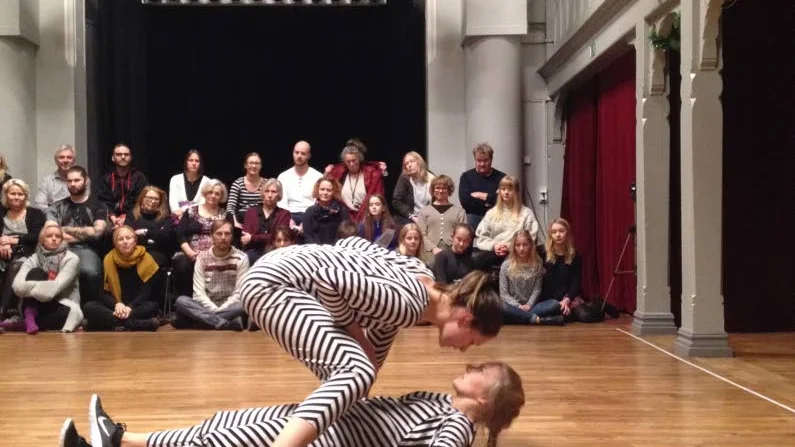 olikheter. Marie Wårell Öhman och Erika Pekula Pettersson dansar olikheter.