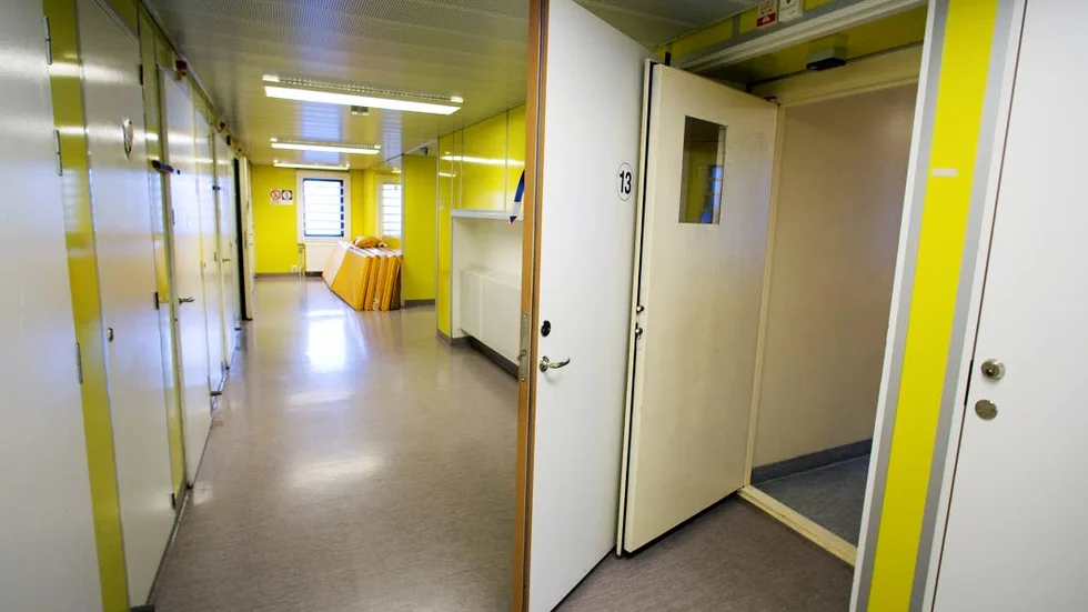 TJÄNSTEFEL. Ett polisbefäl döms för tjänstefel efter att en kvinna lämnades utan tillsyn i arresten i över två timmar.