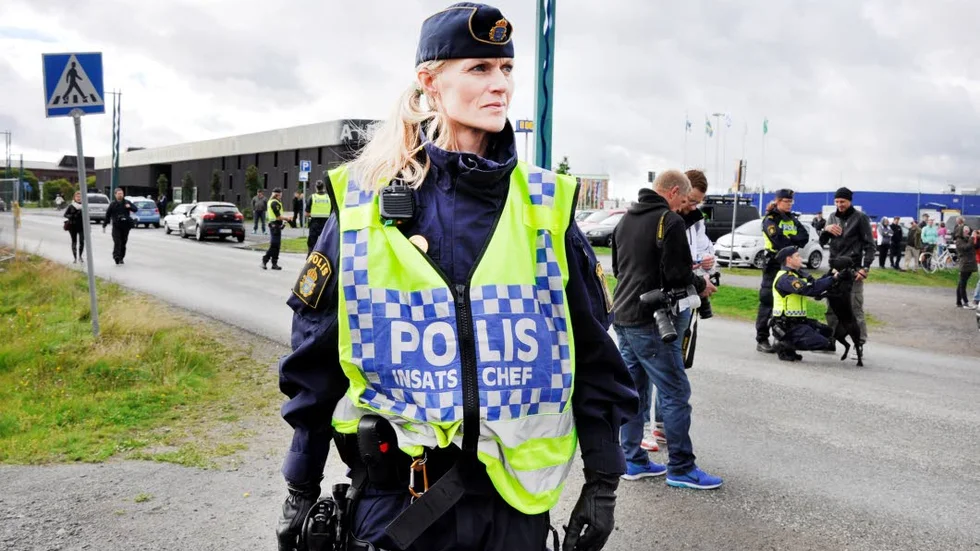MÅNGA POLISER. Ett 50-tal poliser fanns vid gränsen.