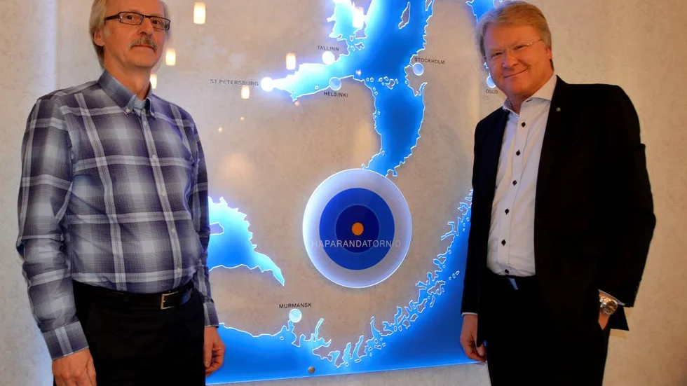 besök. Ja till ökat antal kvotflyktingar till Sverige. ”Det bygger på att alla EU-länder är med, annars får det i praktiken ingen effekt”, säger Lars Adaktusson. Här med Lars-Erik Wikberg (KD) Haparanda.