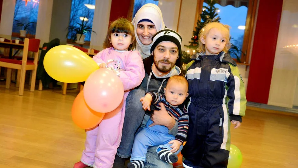 NYSTART. Föräldrarna Mohammad och Maelah Shammont från Syrien är glada över att deras barn Salam, 3,5 år, Sham, 3,5 år och Albaraa, 1 månad, får röra sig och leka på Öppna förskolan som öppnas av Överkalix kommun i samarbete med församlingen. Även i det tidigare hemlandet gick de äldre barnen på förskola.