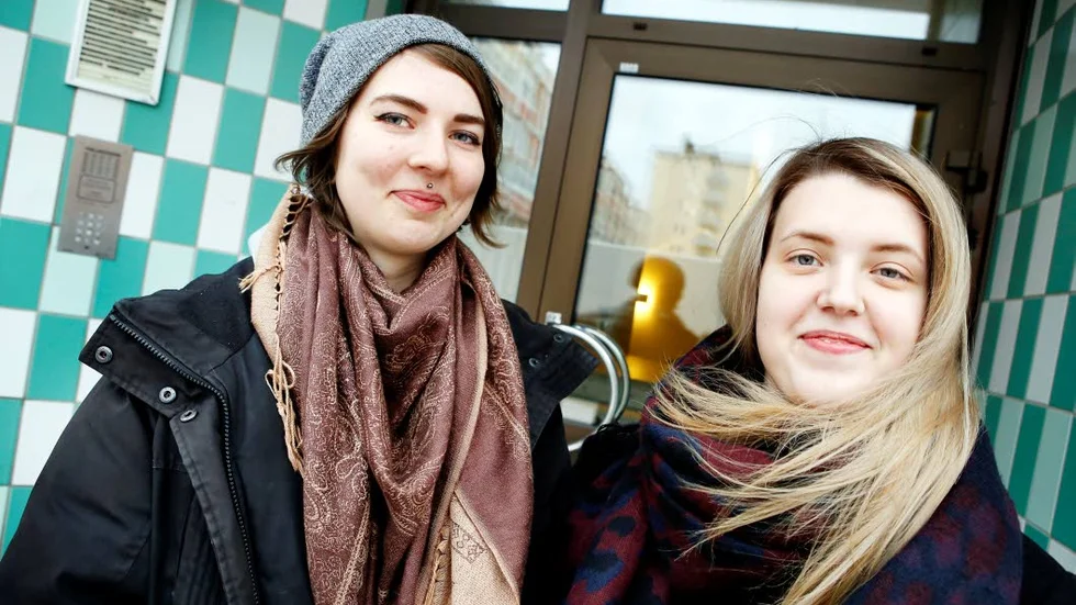 Linnea Harila Blomqvist, 19, och Julia Burström, 18, vill slå ett slag för de kvinnor som diskrimineras på nätet i spelsammanhang.
"Tjejer i spelvärlden får ganska mycket skit bara på grund av att de är tjejer", säger Linnea.