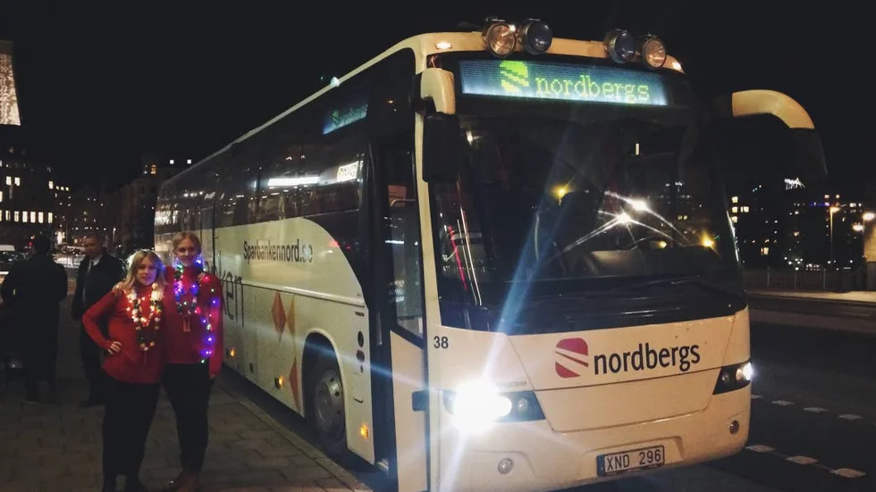 På väg mot julfirande. Sanna Eriksson och Jessica R ­Larsson var två av passagerarna på bussen norrut.