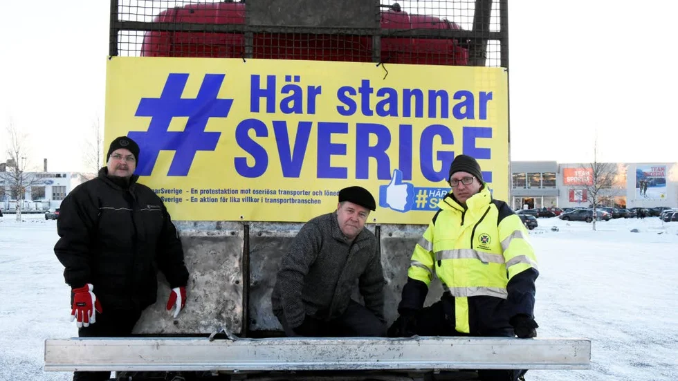 VILL HA BÄTTRE VILLKOR. Åkerinäringen vill ha bättre villkor. Under lördagen manifesterade de genom långa lastbilskorteger, bland annat i Luleå. Anders Zeidliz, yrkeschaufför, Leif Pettersson, (S)-ledamot i trafikutskottet och Niklas Stridsman, regionalt skyddsombud på Transport Norrbotten.