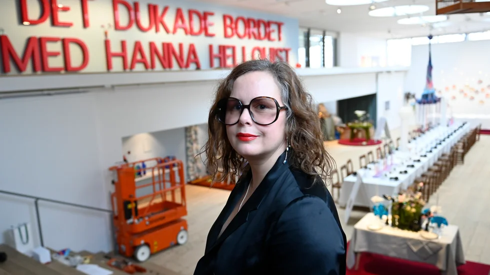 På långbordet finns skärmar och hörlurar. De intresserade kan slå sig ner och titta på filmsekvenser från Hanna Hellquists middagsbjudningar.